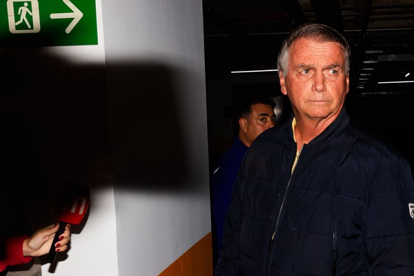 Moraes decreta prisão domiciliar de Jair Bolsonaro; PF faz buscas na casa do ex-presidente!