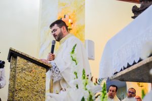 Padre Thiago Fellipe celebra mais um ano de vida nesta terça-feira e recebe homenagens da comunidade!