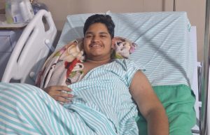 Após 17 dias na UTI, jovem Eduardo apresenta melhora e é transferido para enfermaria!