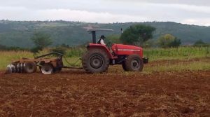 Grupo de oposição de Saloá realiza arações de terra e fortalece apoio aos agricultores rurais!