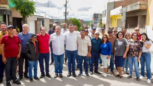 Wellington Freitas reúne lideranças políticas durante visita à feira livre de Saloá!