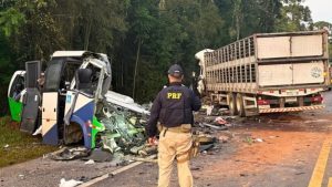 Acidente entre micro-ônibus e carreta deixa 23 mortos na BR-373, no Paraná!